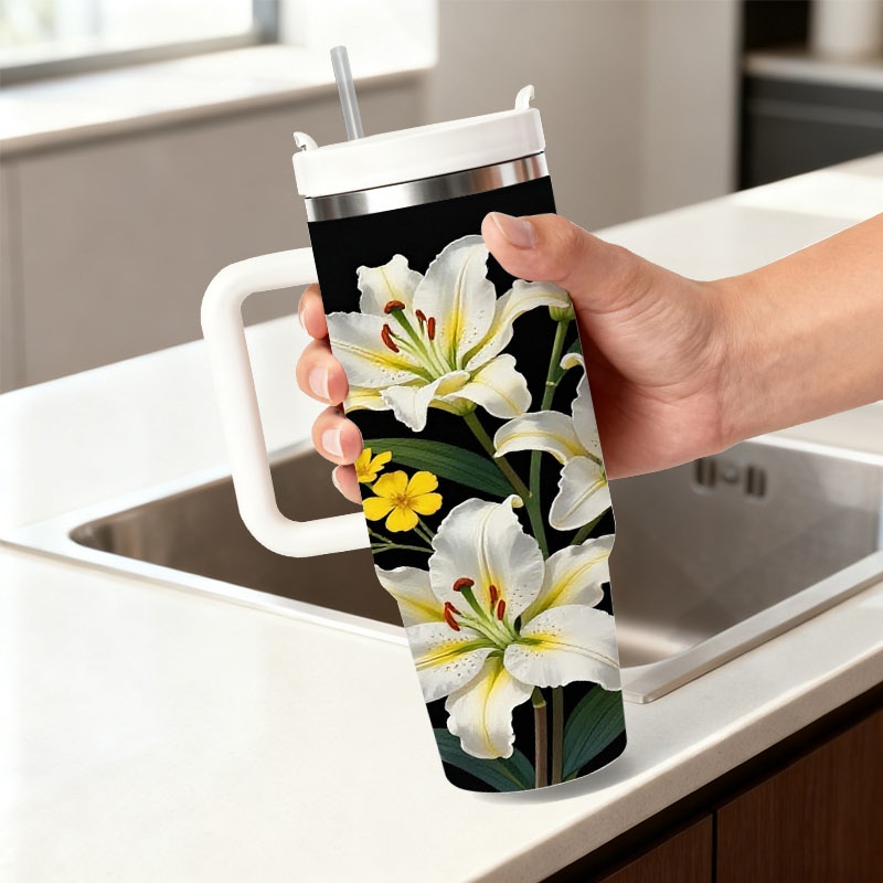 Sublimation Mug White - แก้วเก็บความเย็นสแตนเลสสองชั้นขนาด 40 ออนซ์ พร้อมหูจับและหลอดดูด ลายพิมพ์ดิจิทัลดอกลิลลี่สีขาวหรูหราพร้อมประกายสีทอง แก้วเดินทางแบบซับลิเมชันช่วยรักษาอุณหภูมิเครื่องดื่มให้ร้อนนาน
